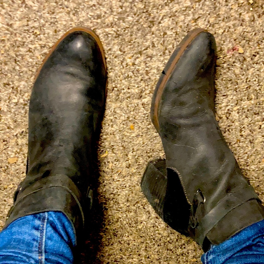 Cute leather ankle boots w/back zip - Picture 2 of 6